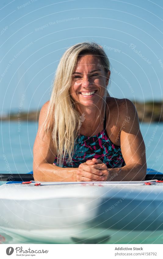 Fröhliche Frau entspannt auf Paddleboard im Meer Paddelbrett Surfer MEER Sommer Surfbrett sich[Akk] entspannen ruhen Training Lügen Wasser Zusatzplatine passen