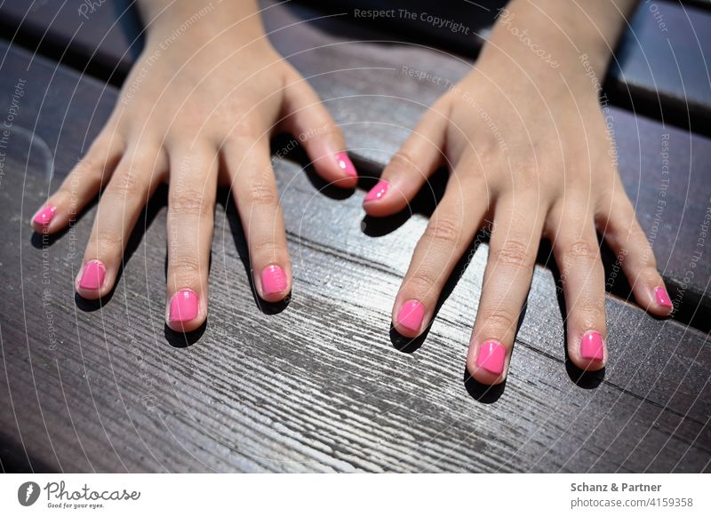 Kinderhände mit Nagellack Hände pink Nägel lackieren Mädchen weiblich Kosmetik Farbe feminin Maniküre Fingernagel Tochter Mama rosa mädchenhaft Kinderzimmer