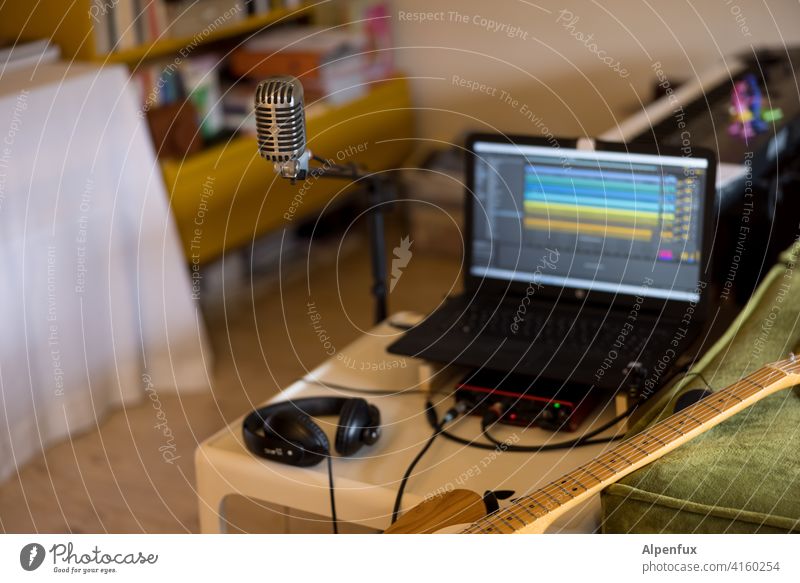 Home-Podcasting - Warten auf den Einsatz Musiker aufnahme Studioaufnahme Mikrofon Gitarre Gitarrenspieler Aufnahme Farbfoto Technik & Technologie Gerät Klang