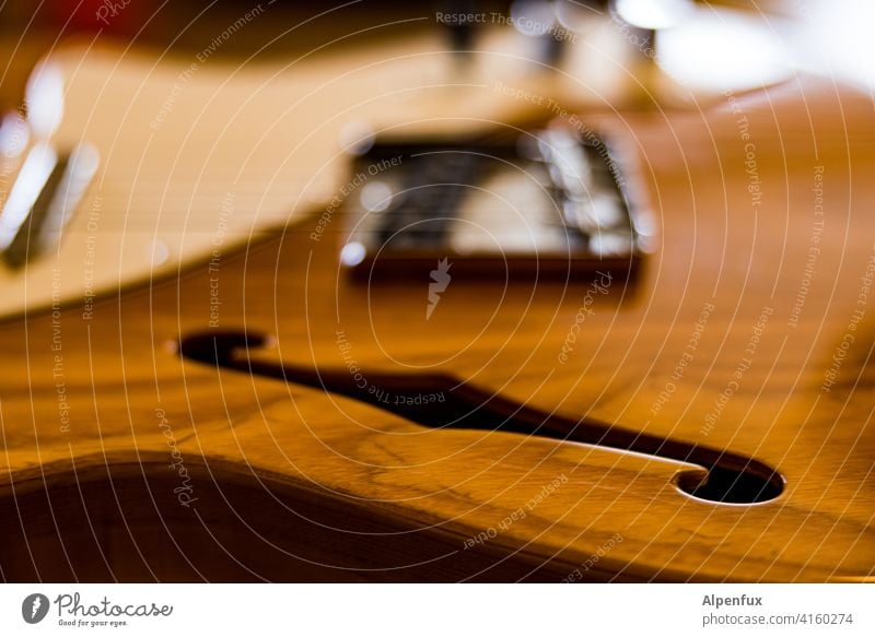 Holzbrett mit Loch Gitarre Egitarre Musikinstrument Freizeit & Hobby Saite Saiteninstrumente Klang elektrisch Nahaufnahme musizieren akustisch Detailaufnahme