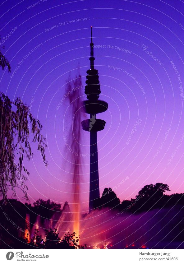 TeleMichel Planten un Blomen - Park Dämmerung Sommer Wasserfontäne Gebäude Architektur Hamburg Wasserspiele Turm Abend Fernsehturm Silhouette Farbverlauf