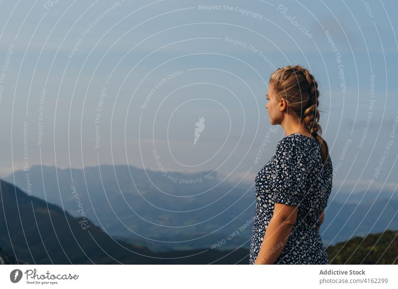 Gelassene Frau bewundert weite Berglandschaft an einem nebligen Tag Hochland bewundern Berge u. Gebirge Gelassenheit reisen Landschaft Hügelseite Natur Nebel