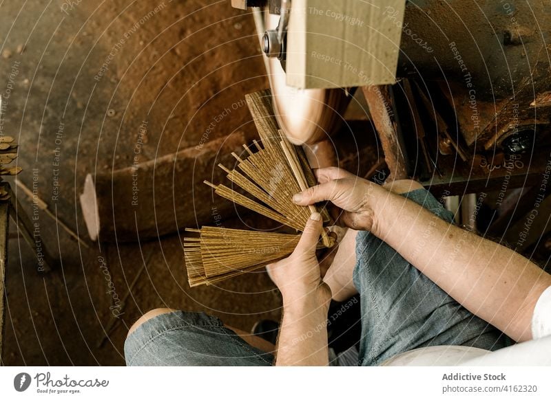 Holzarbeiter beim Schleifen von Details in der Werkstatt Holzarbeiten Tischlerin Grinden Mann Schreinerei Faltventilator Ventilator kreieren Basteln Maschine