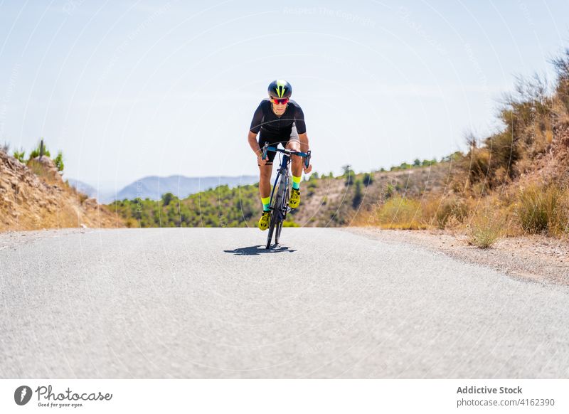 Radfahrer auf der Landstraße im Hochland Fahrrad Mitfahrgelegenheit Straße Berge u. Gebirge aktiv Sport Route Training Natur Mann Lifestyle Aktivität Gesundheit