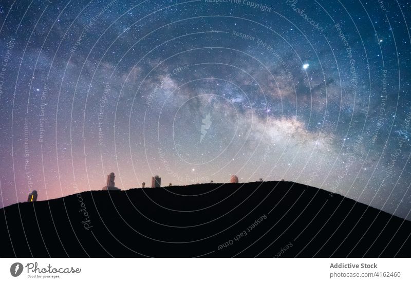 Sternenhimmel über dunklem Hügel Milchstrasse sternenklar Nacht Himmel Galaxie erstaunlich dunkel spektakulär Teneriffa Spanien Kanarische Inseln funkeln