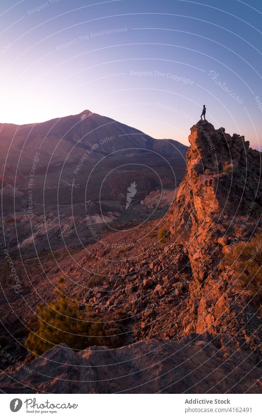 Unbekannter Reisender im Gebirgstal stehend Entdecker Berge u. Gebirge Landschaft Urlaub reisen bewundern Hochland Sonnenlicht spektakulär felsig Spanien