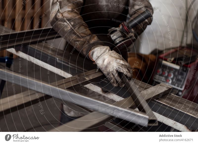 Fokussierter Schweißer in Schürze in der Werkstatt Mann Schweißnaht dreckig Grunge Detailaufnahme Metallbearbeitung Arbeiter männlich ernst Industrie Werkzeug