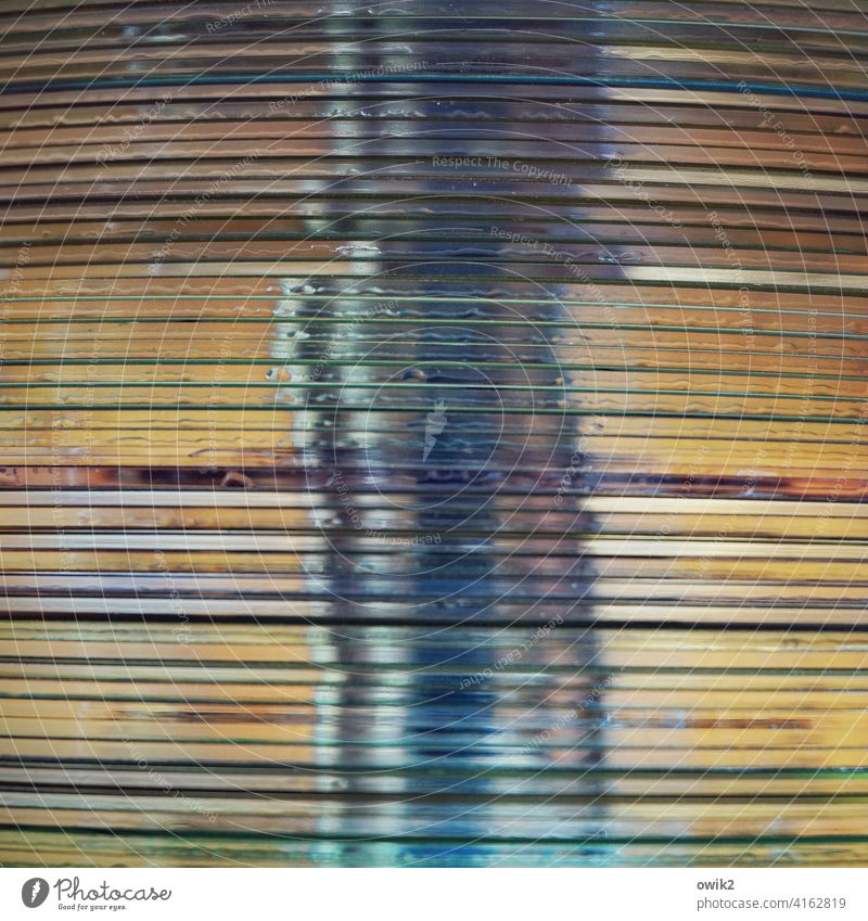 Luftsäule CD Scheiben Stapel gestapelt viele Mitt Haufen Kunststoff durchscheinend geheimnisvoll Detailaufnahme Strukturen & Formen abstrakt Farbfoto rätselhaft