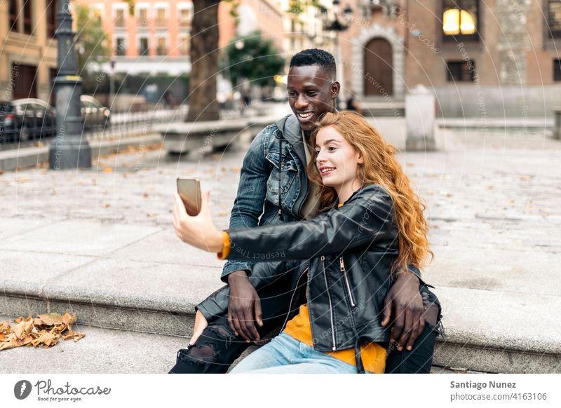 Ehepaar nimmt Bild fotografierend Selfie Vorderansicht Porträt Partnerschaft multirassisch Schwarzer Mann Kaukasier multikulturell multiethnisch Zusammensein