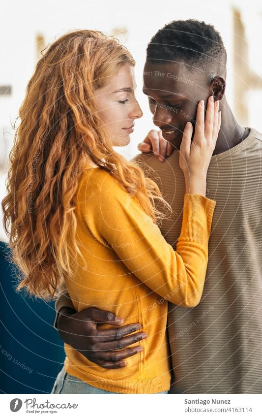 Liebevolles multiethnisches Paar-Portrait die sich gegenseitig ansehen Küssen Porträt Vorderansicht Stehen Partnerschaft multirassisch Schwarzer Mann Kaukasier