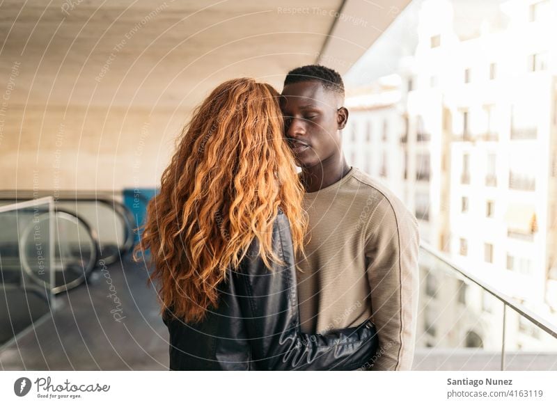 Liebevolles multiethnisches Paar-Portrait die sich gegenseitig ansehen Porträt Vorderansicht umarmend Stehen Partnerschaft multirassisch Schwarzer Mann