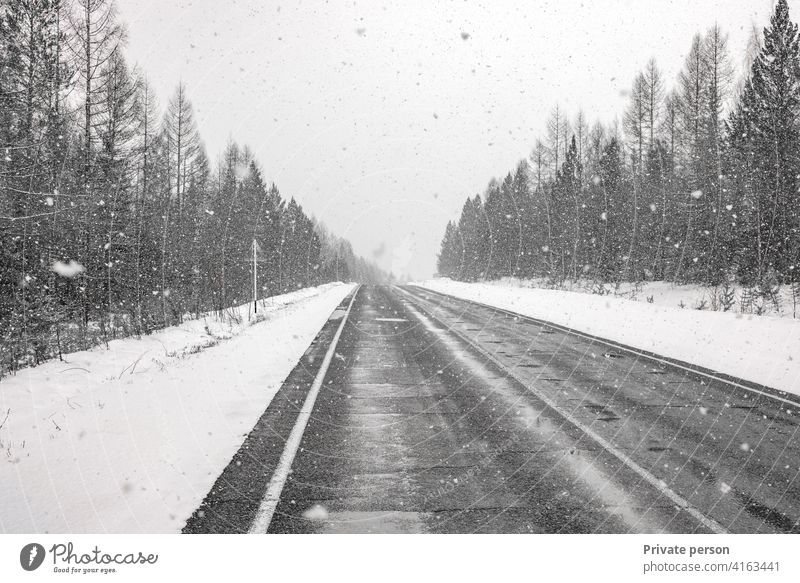 Winterfahren - Winterstraße Landstraße, die durch eine Winterwaldlandschaft führt, verschneit Straße Schnee PKW Eis verschneite Lastwagen reisen Dienst Kurve