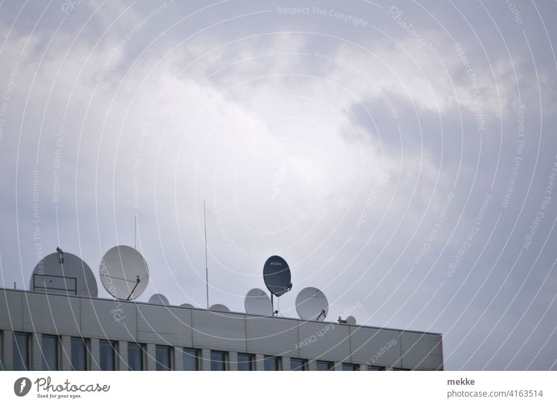 Satellitenschüsseln schmücken die moderne Dachterasse Satellitenantenne Haus Antenne Stadt Fassade Himmel Gebäude Wolken Funk Fernsehen Telekommunikation