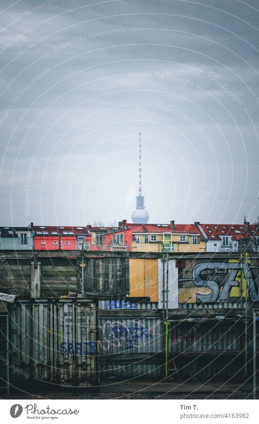 Blick vom Mauerpark Fernsehturm Graffiti Container Prenzlauer Berg Berlin Stadt Hauptstadt Stadtzentrum Außenaufnahme Altstadt Menschenleer Tag Farbfoto Altbau