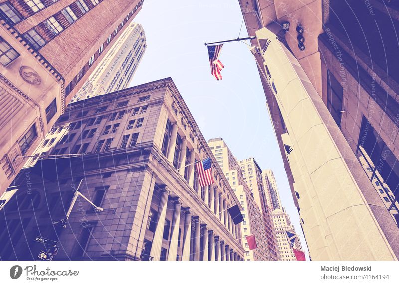 Blick auf Manhattan-Gebäude an der Wall Street, Farbtonung aufgetragen, New York City, USA. Großstadt New York State Büro Wolkenkratzer Business nachschlagen