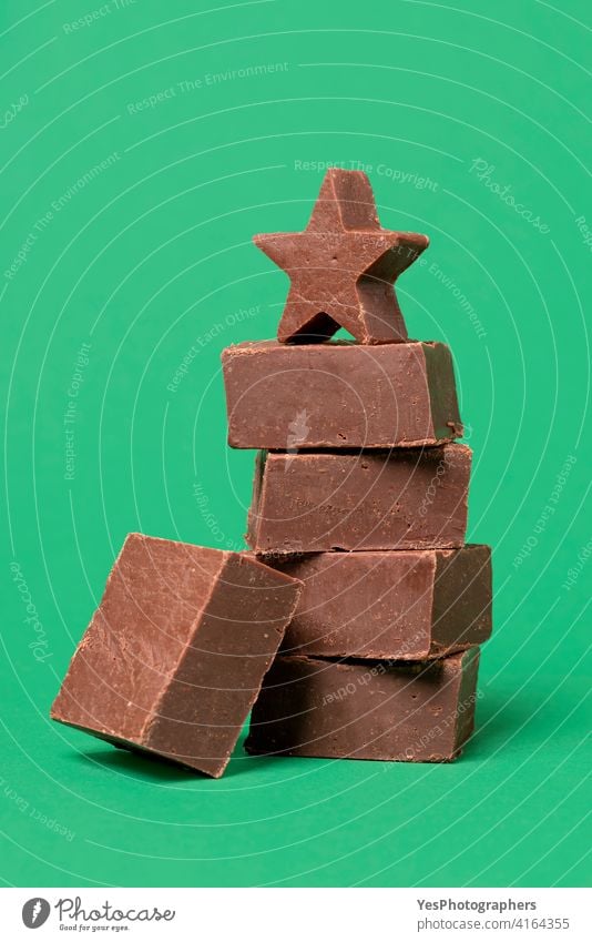 Schokoladen-Fudge isoliert auf einem grünen Hintergrund. Hausgemachter Fondant. Amerikaner Bar braun Butter Kakao Kuchen Bonbon Weihnachten Nahaufnahme Farbe