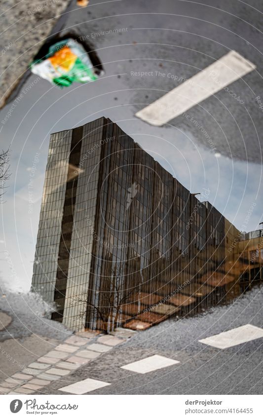Spiegelung des Axel-Springer-Hauses mit einer Chipstüte Strukturen & Formen Architekturfotografie architecture Zentralperspektive Starke Tiefenschärfe Symmetrie