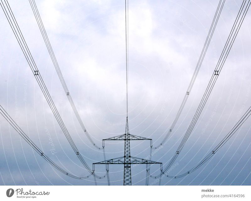 Symmetrische Stromleitungen vor bewölktem Himmel Strommast Leitung Elektrizität Energiewirtschaft Kabel Hochspannungsleitung Stromtransport Erneuerbare Energie