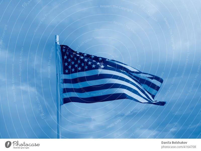 Amerikanische Flagge auf einem blauen Himmel mit Wolken Hintergrund Fahne Amerikaner vereint weiß USA Zustände winkend rot Wind amerika patriotisch streifen