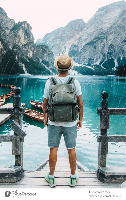 Reisender Mann auf Holzsteg in der Nähe von See türkis Berge u. Gebirge reisen Abenteuer Fernweh Landschaft Wasser Pier männlich erstaunlich hölzern Kai Urlaub