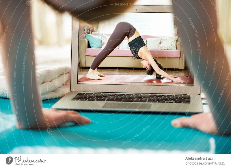 Schöne fit Frau Streaming Broadcast-Video-Blog über Yoga und Fitness im Wohnzimmer. Gesunder Lebensstil und soziale Medien. Frau beobachten Video-Tutorials auf Laptop und arbeiten zu Hause.