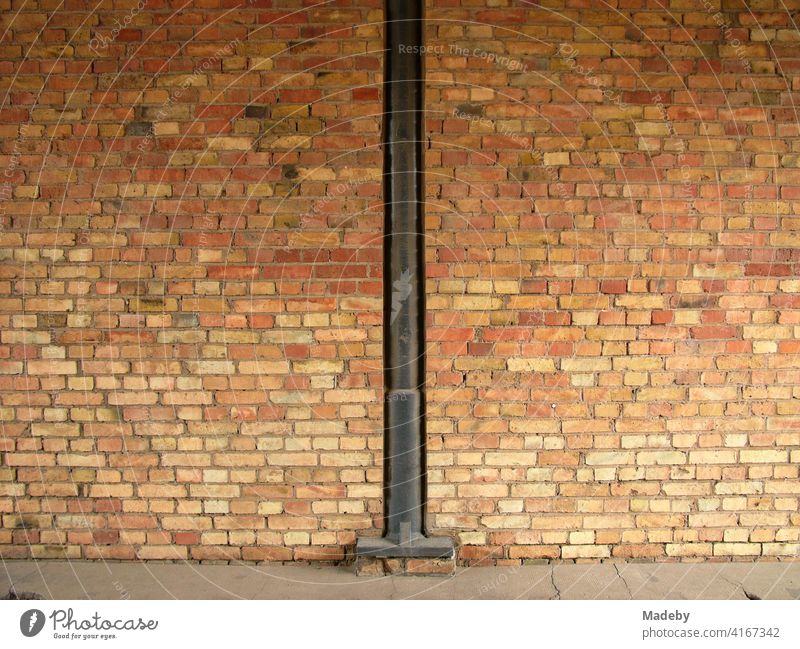 Spalt mit Stahlträger in der Backsteinfassade der alten Heyne Fabrik in Offenbach am Main in Hessen Mauer Mauerwerk Fassade Backsteinmauer Ziegelmauer