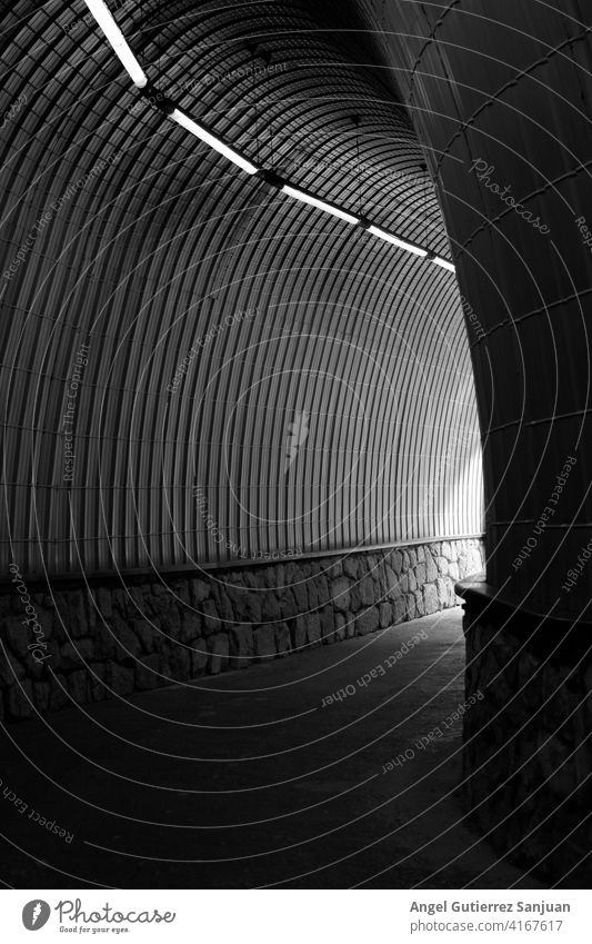 Schwarzer und weißer Tunnel mit Lichtern und Steinen Stollen Weg abstrakt schwarz Detailaufnahme Linie im Freien Straße Architektur künstlerisch Auto Automobil