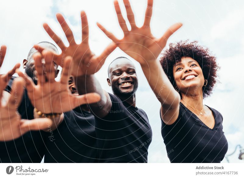 Hand von glücklichen schwarzen Menschen vor einem blauen Himmel Nahaufnahme Frau vereinzelt weiß Handfläche Person menschlich gestikulieren Zeichen jung Finger
