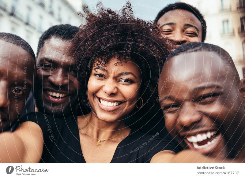 Eine Gruppe von Freunden macht ein Selfie schwarz Lifestyle Glück jung Menschen Mobile Telefon Frau schön Technik & Technologie Spaß im Freien Afrikanisch
