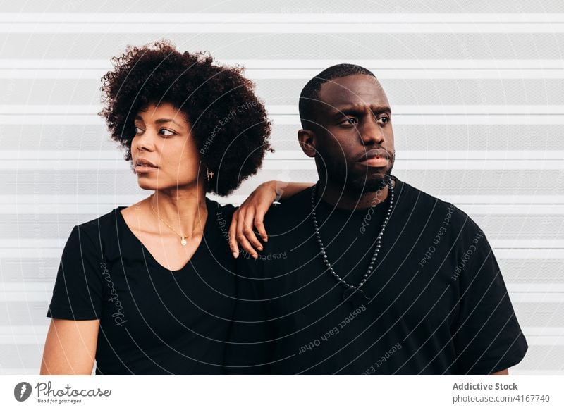 Schwarzes cooles Paar posiert über weißem Hintergrund Porträt schwarz Afrikanisch Person jung Glück männlich Erwachsener Amerikaner Mann lässig Typ gutaussehend