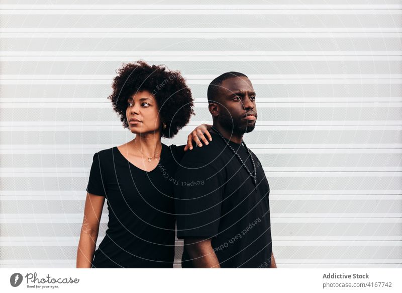 Schwarzes cooles Paar posiert über weißem Hintergrund Porträt schwarz Afrikanisch Person jung Glück männlich Erwachsener Amerikaner Mann lässig Typ gutaussehend