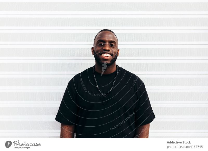 Glücklicher schwarzer Mann posiert über weißen Hintergrund Porträt Afrikanisch Menschen Amerikaner männlich Person Typ Erwachsener Ausdruck eine Lachen