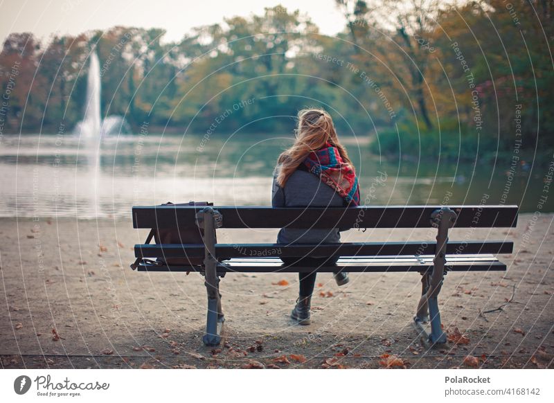 #A9# Herbst auf einer Parkbank Außenaufnahme Herbstwetter Herbstlaub wandern positiv Spaziergang Haare & Frisuren draußensein erleben Natur Junge Frau