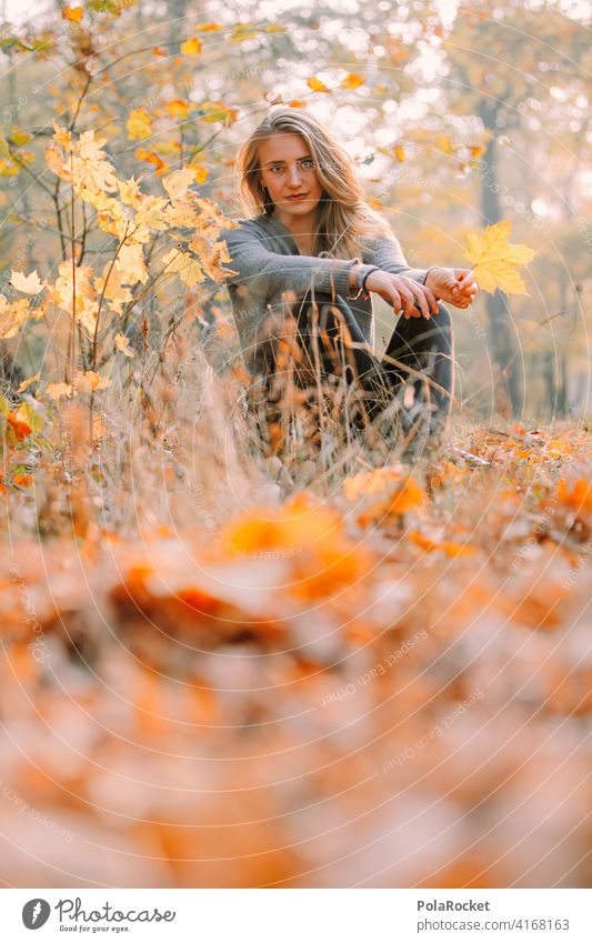 #A9# Herbst am Sitzen Außenaufnahme Herbstwetter Herbstlaub wandern positiv Spaziergang Haare & Frisuren draußensein erleben Natur Junge Frau Herbststimmung