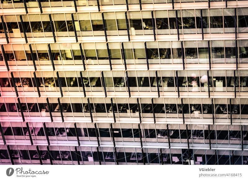 Gebäude, Bürogebäude mit gelb / orange und rosa Spiegelung / Farbverlauf Haus Stadt Wiederholung weiß rot Arbeitsplatz Arbeit & Erwerbstätigkeit arbeiten