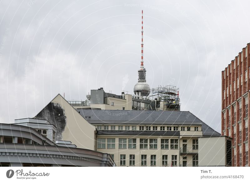 die Rückseite vom SOHO Hotel mit Fernsehturm Berliner Fernsehturm Architektur Turm Wahrzeichen Berlin-Mitte Hauptstadt Stadtzentrum Menschenleer Großstadt
