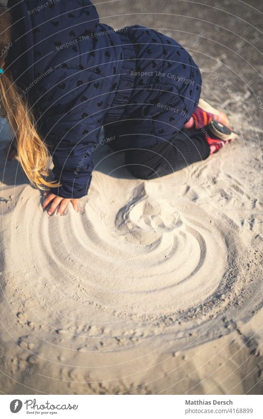 Regenbogen im Sand Kind Mädchen Sandstrand Strand Spielen coronavirus Sommer Ferien & Urlaub & Reisen Meer Sommerurlaub Erholung Küste Sandkasten Tourismus