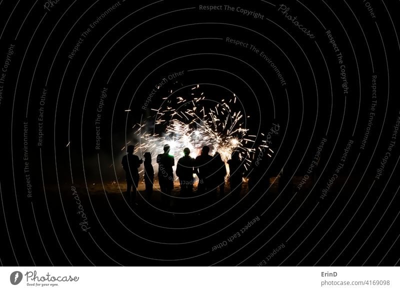 Gruppe von Menschen in Silhouette beobachten Feuerwerk Nahaufnahme am Strand Nacht Licht Explosion glühen farbenfroh explodieren Feier Party Silvester 4. Juli