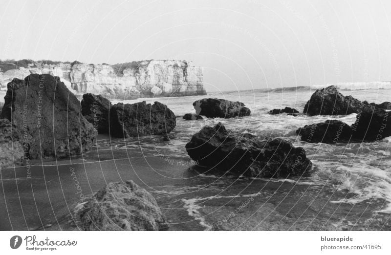 Felsküste bei Portugal Meer Strand schwarz weiß Stimmung Horizont Küste Wasser Sand Stein Felsen Bruchstück Bucht Idylle