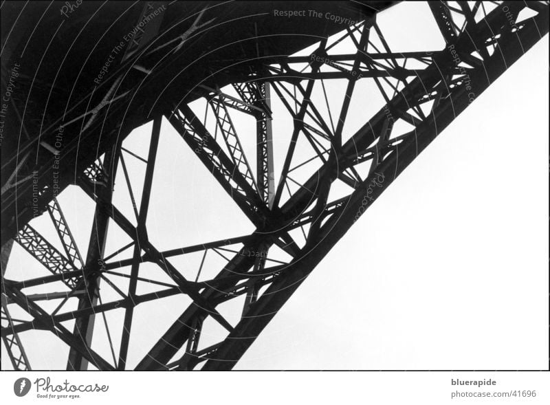Die Brücke... diagonal Träger Stahl Schwarzweißfoto Detailaufnahme Verbindung
