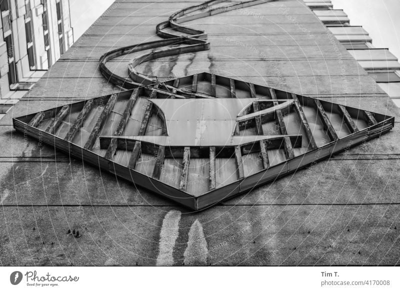 Werbung für Kaffee an einer Fassade Plattenbau Berlin bnw Haus Tasse DDR Neubau Beton Stadt Gebäude Mitte Architektur Hochhaus trist modern Menschenleer Wand