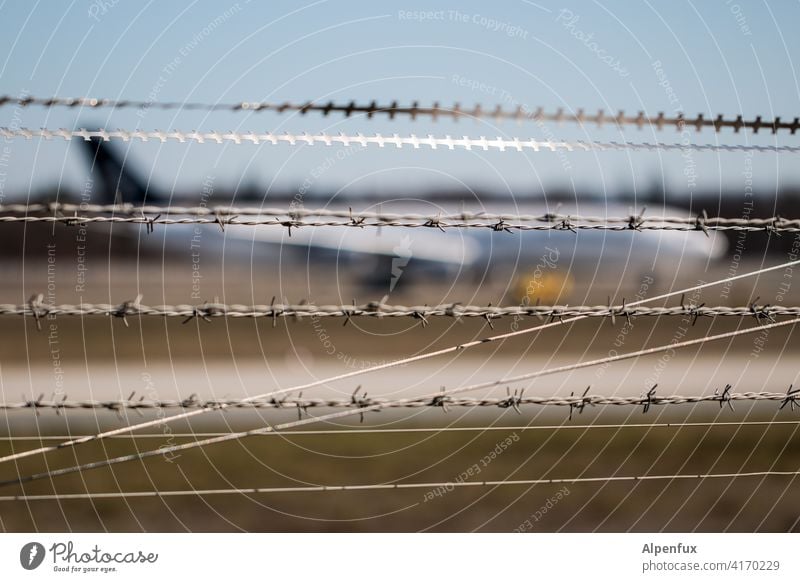 Die Diversität der Stacheldrahtgesellschafft Stacheldrahtzaun Flugzeug Sicherheit Außenaufnahme Metall bedrohlich stachelig Zaun Barriere Schutz Grenze