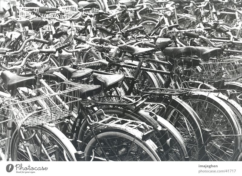 Radmelange Fahrrad chaotisch parken Knäuel Mischung Haufen mehrere geschlossen Verflechtung Verkehr viele bicyclette Verdichtung