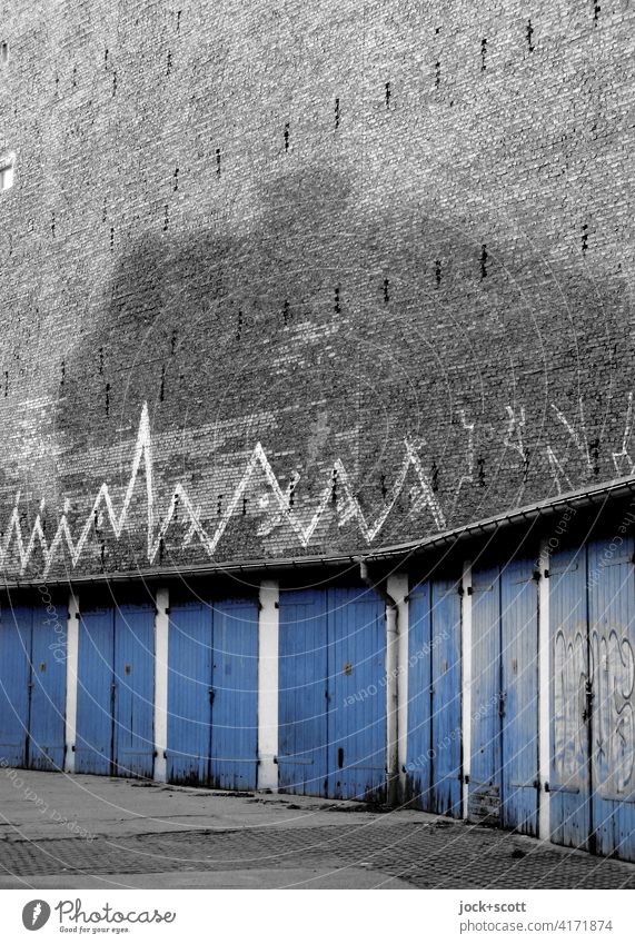 fast vergessene Garagen aus einer anderen Zeit DDR Architektur Prenzlauer Berg Brandmauer retro Zahn der Zeit Vergangenheit alt verwittert authentisch trist