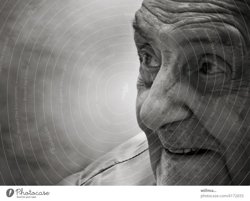 Oppa, der alte Schelm Senior Opa Mann lustig lachen schmunzeln freuen Freude Lebensfreude vergnügt Porträt sw Männlicher Senior Großvater 60 und älter