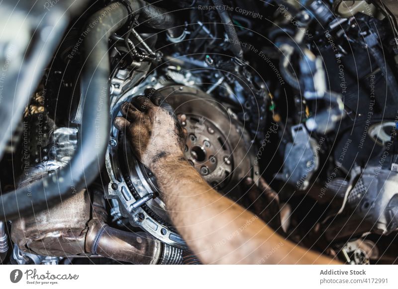 Mechaniker zeigt schmutzige Hände in der Autowerkstatt - ein
