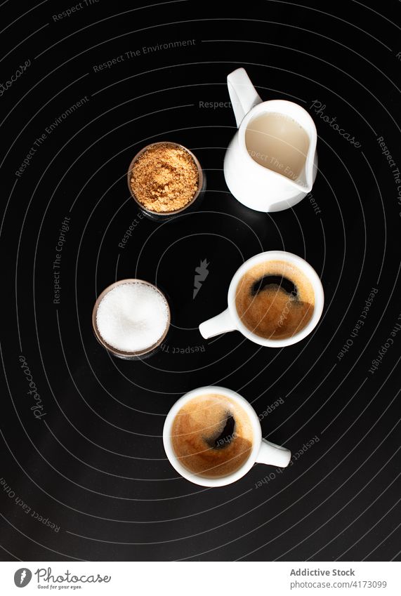 Tassen Kaffee serviert auf einem Tablett auf dunklem Hintergrund Top aromatisch Spezialität Becher brauen Italienisch stark schwarzer Kaffee Tassen Espresso
