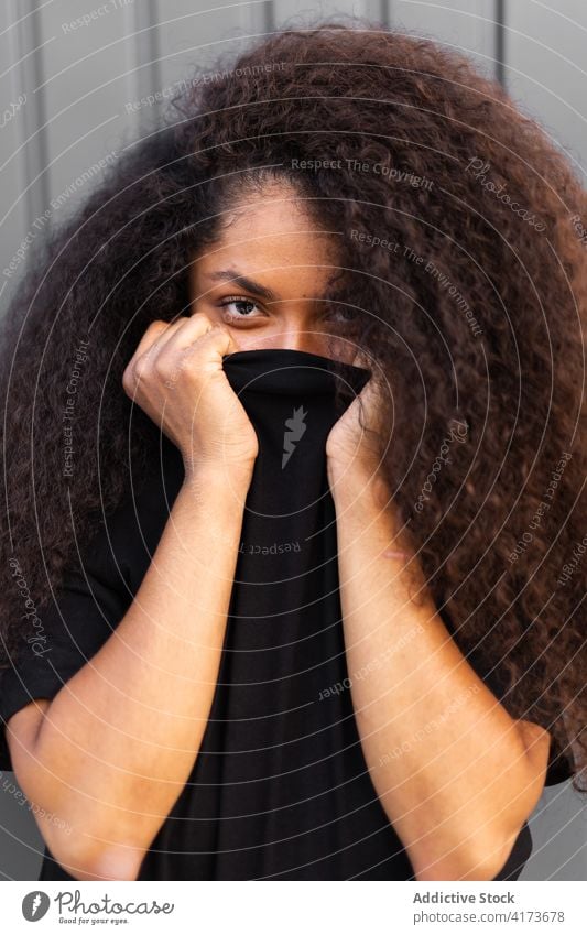 Sorglose schwarze Frau in stilvoller Kleidung in der Stadt heiter Straße Stil Outfit Freude Großstadt Bekleidung krause Haare ethnisch Afroamerikaner Afro-Look