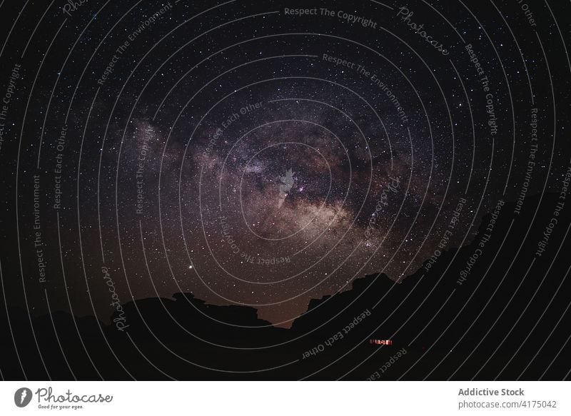 Erstaunlicher Sternenhimmel bei Nacht in den Bergen Himmel Milchstrasse Galaxie sternenklar funkeln glühen Astronomie Weltall Wadi Rum Jordanien