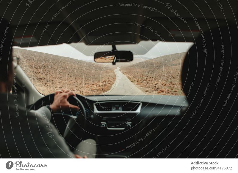 Mann fährt Auto entlang der Straße in der Wüste Autoreise wüst Laufwerk PKW Tal Sandstein endlos Ausflug männlich Wadi Rum Jordanien Fahrer Abenteuer Fahrzeug